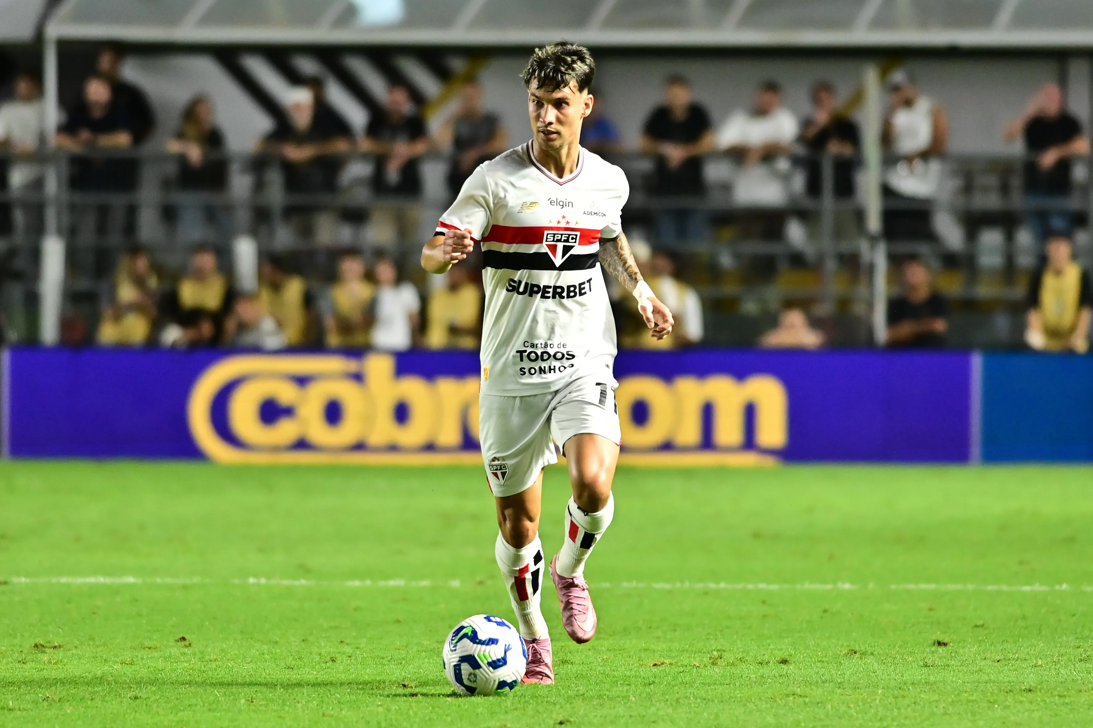 Ferreirinha jogador do São Paulo durante partida contra o Flamengo  – Foto: Jota Erre/AGIF