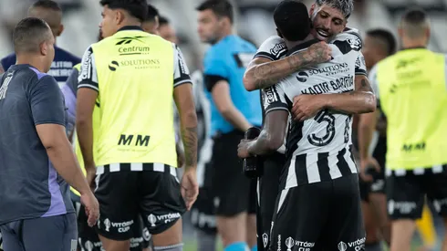 Botafogo comemorando vitória sobre o Sport no Brasileirão. Foto: Jorge Rodrigues/AGIF