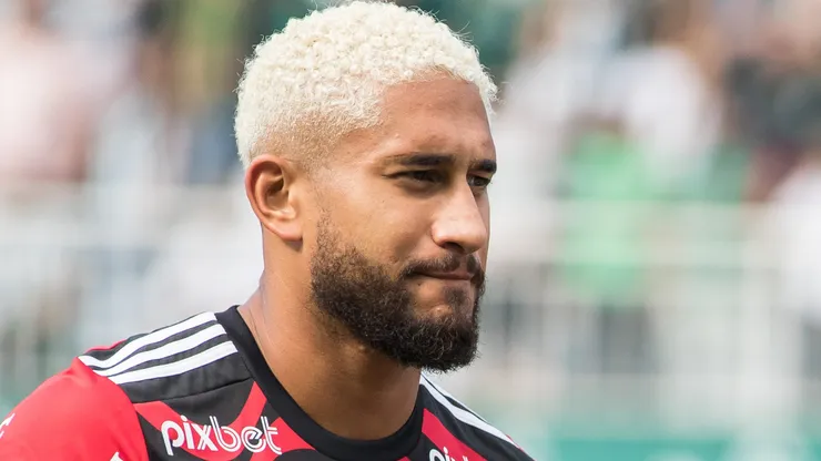 Pablo jogador do Flamengo durante execucao do hino nacional antes da partida contra o Coritiba no estadio Couto Pereira pelo campeonato Brasileiro A 2022.