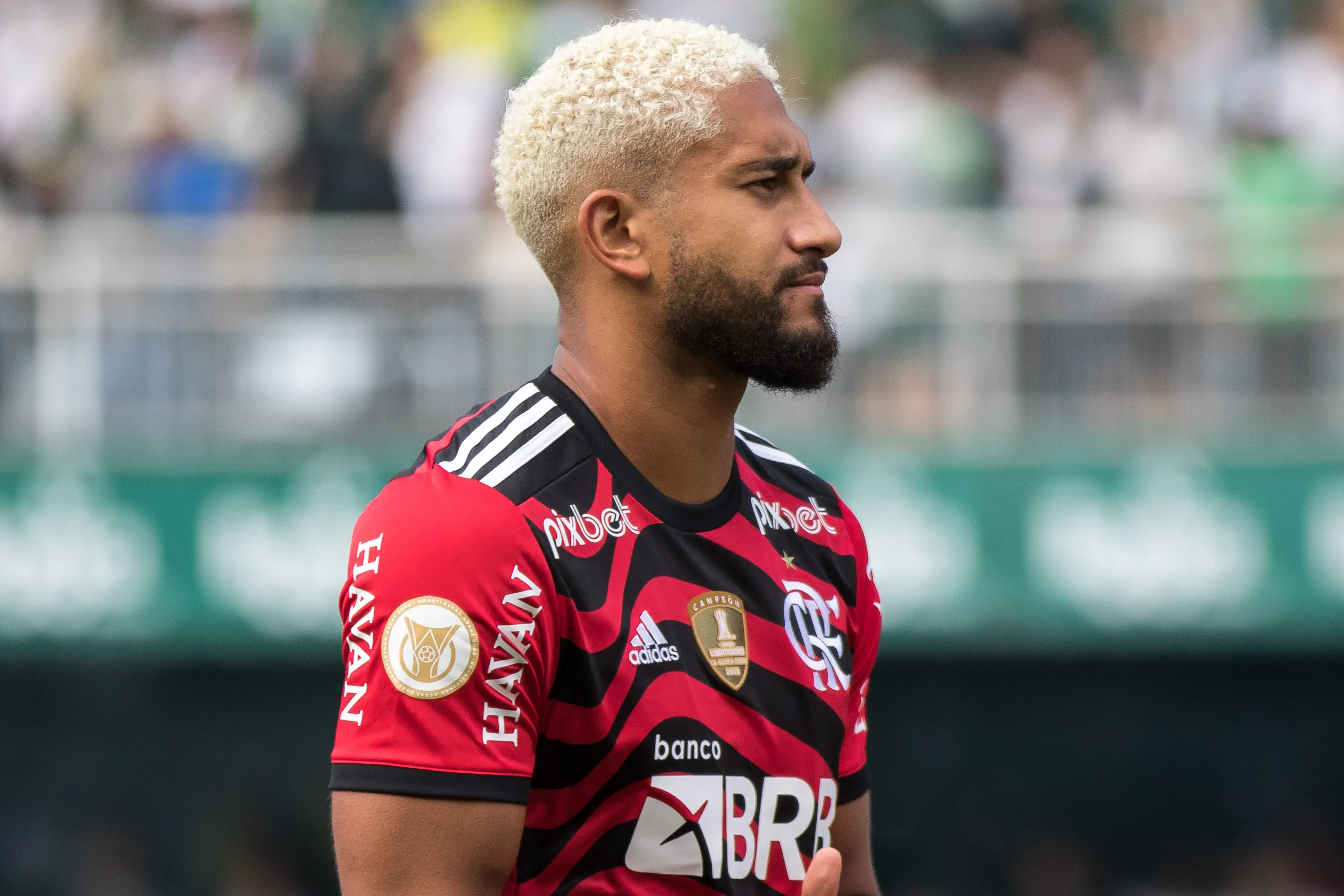 PR – Curitiba – 06/11/2022 – BRASILEIRO A 2022, CORITIBA X FLAMENGO – Pablo jogador do Flamengo durante execucao do hino nacional antes da partida contra o Coritiba no estadio Couto Pereira pelo campeonato Brasileiro A 2022. Foto: Robson Mafra/AGIF
