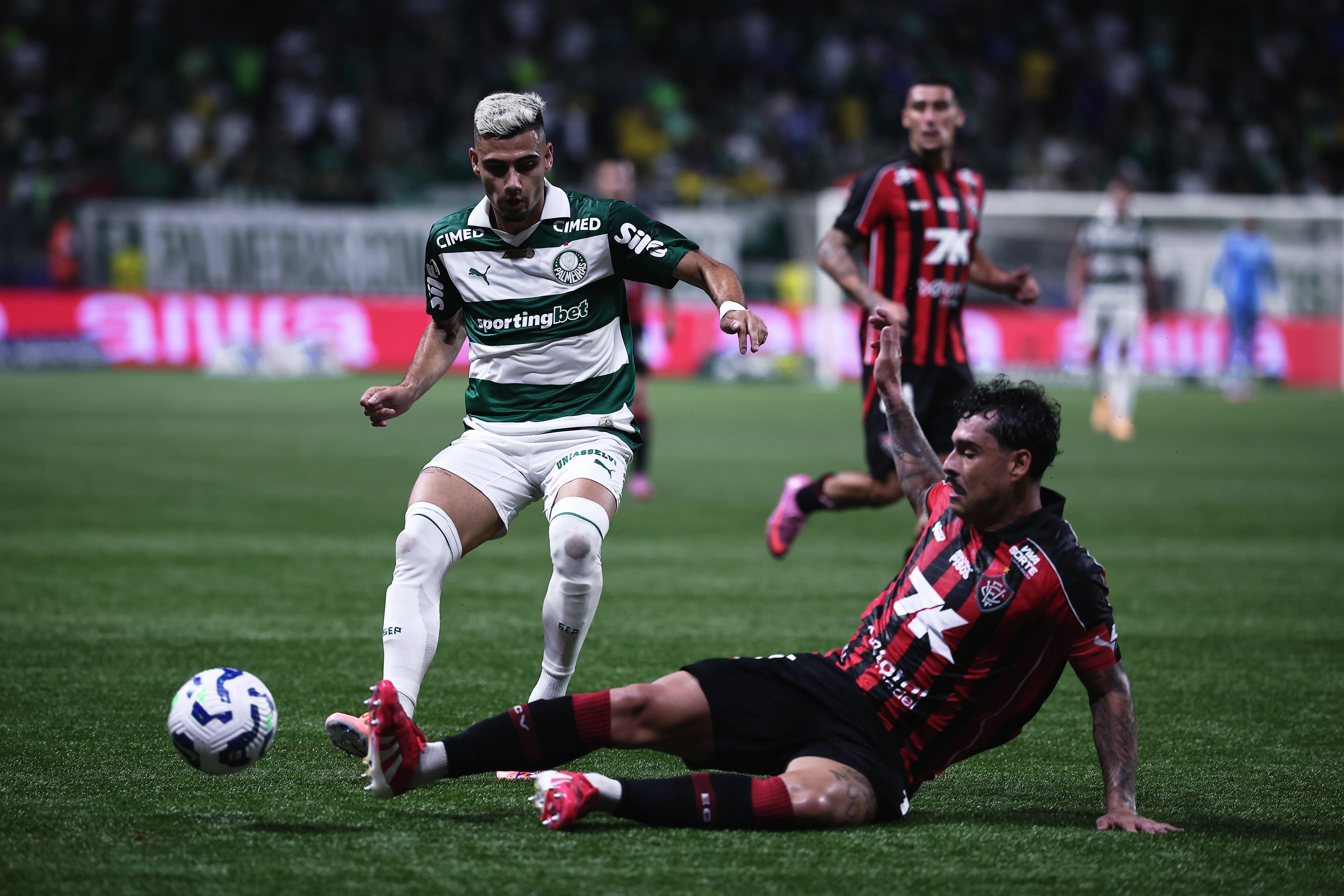 SP – SAO PAULO – 19/11/2025 – BRASILEIRO A 2025, PALMEIRAS X VITORIA – Andreas Pereira jogador do Palmeiras disputa lance com Lucas Halter jogador do Vitoria durante partida no estadio Arena Allianz Parque pelo campeonato Brasileiro A 2025. Foto: Ettore Chiereguini/AGIF