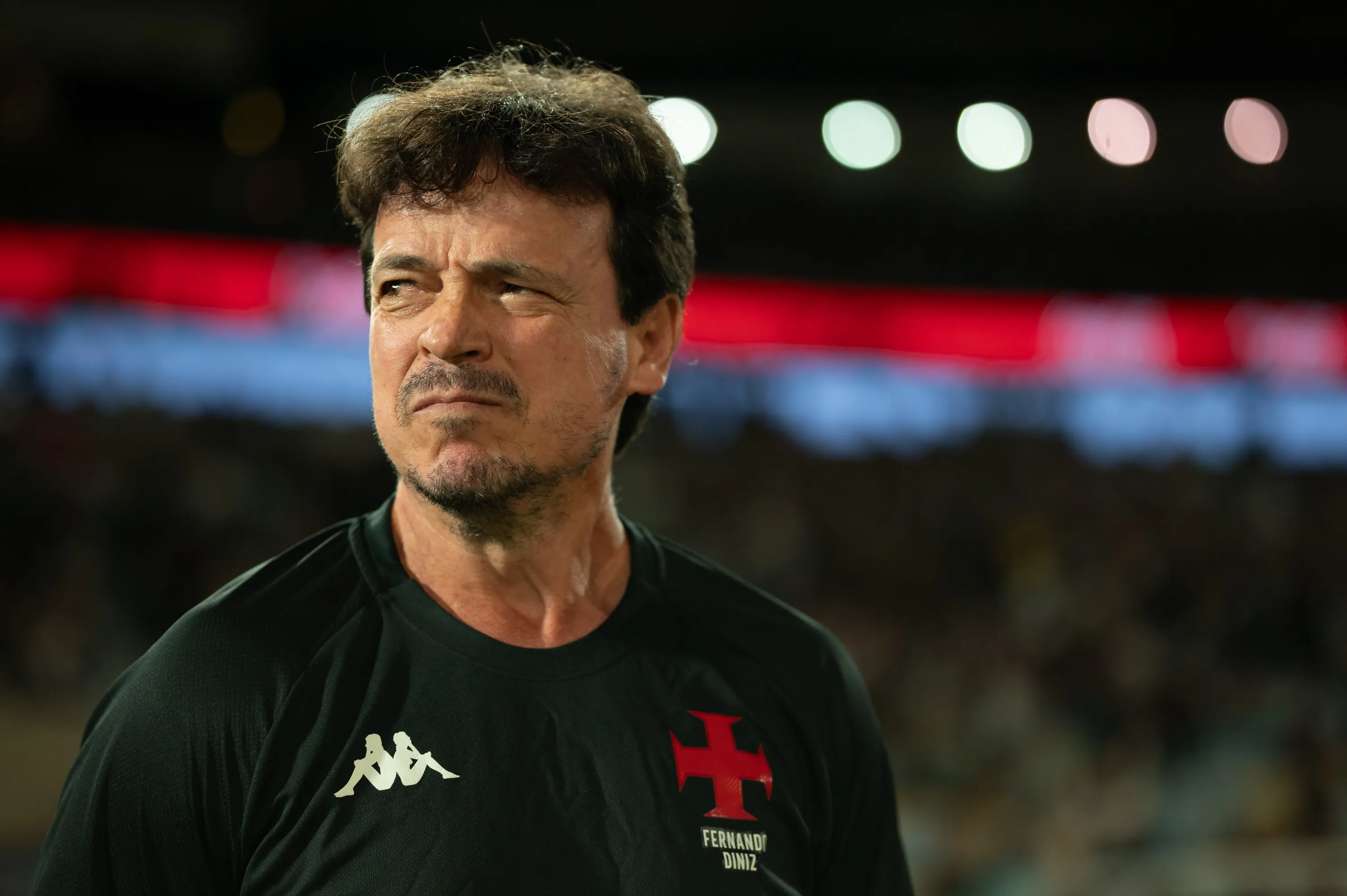 RJ – RIO DE JANEIRO – 20/10/2025 – BRASILEIRO A 2025, VASCO X FLUMINENSE – Fernando Diniz tecnico do Vasco durante partida contra o Fluminense no estadio Maracana pelo campeonato Brasileiro A 2025. Foto: Jorge Rodrigues/AGIF