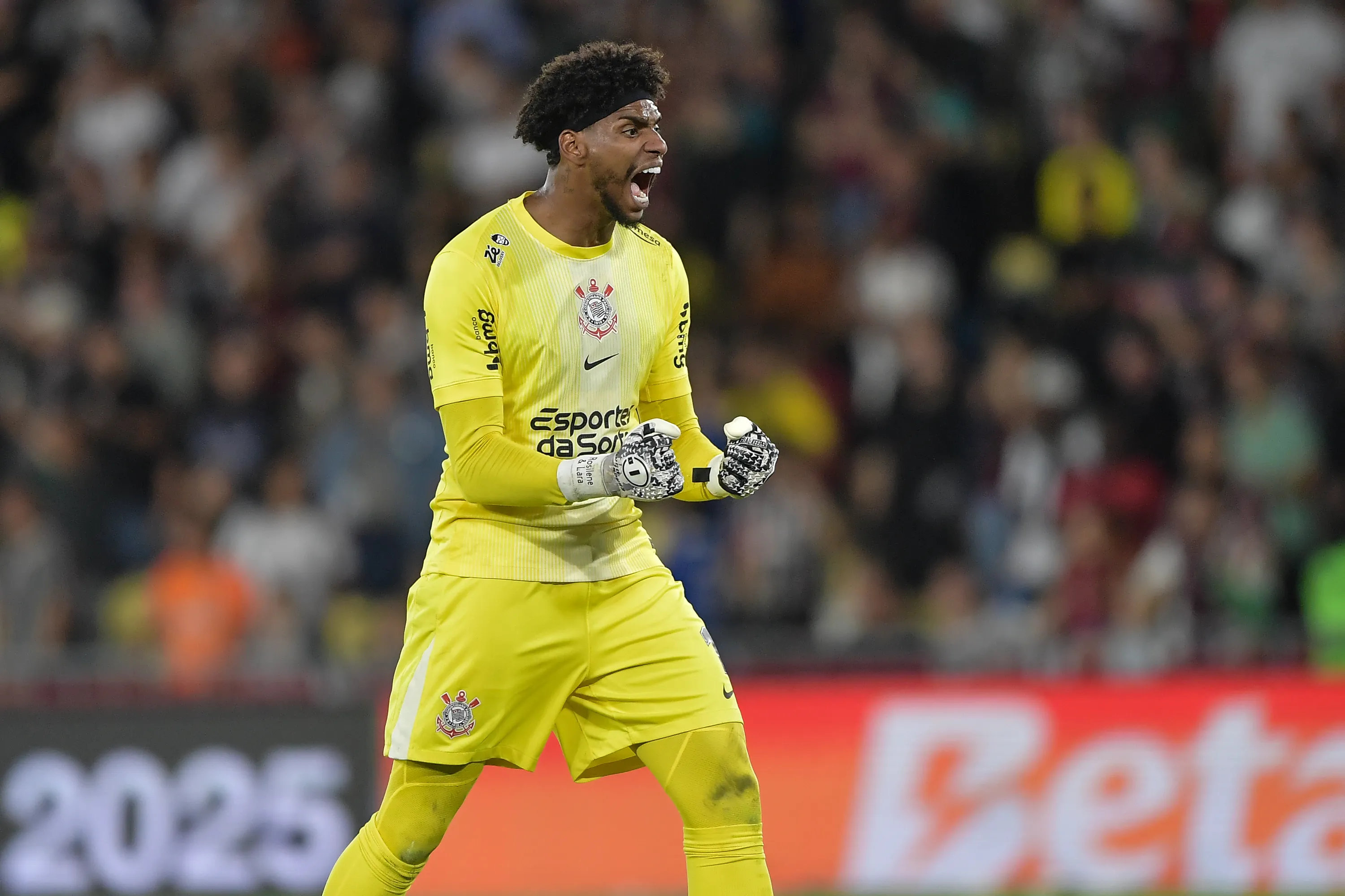 RJ – RIO DE JANEIRO – 13/09/2025 – BRASILEIRO A 2025, FLUMINENSE X CORINTHIANS – Hugo Souza goleiro do Corinthians comemoram vitoria ao final da partida contra o Fluminense no estadio Maracana pelo campeonato Brasileiro A 2025. Foto: Thiago Ribeiro/AGIF