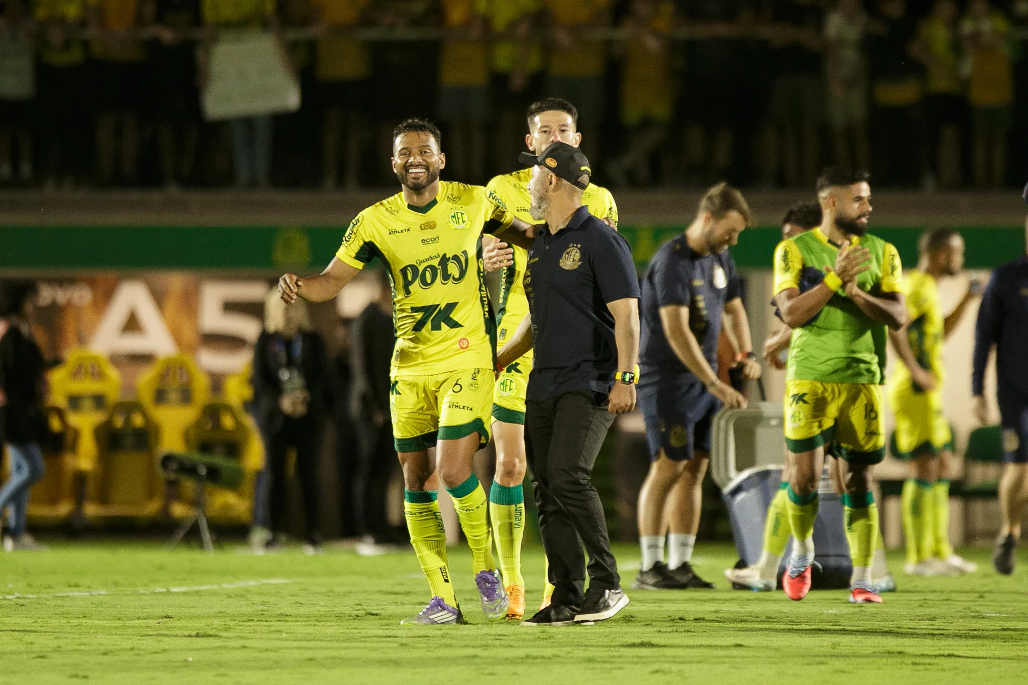 SP – MIRASSOL – 19/10/2025 – BRASILEIRO A 2025, MIRASSOL X SAO PAULO – Reinaldo jogador do Mirassol comemora seu gol com Rafael Guanaes Tecnico  da sua equipe durante partida contra o Sao Paulo no estadio Jose Maria de Campos Maia pelo campeonato Brasileiro A 2025. Foto: Vinicius Silva/AGIF