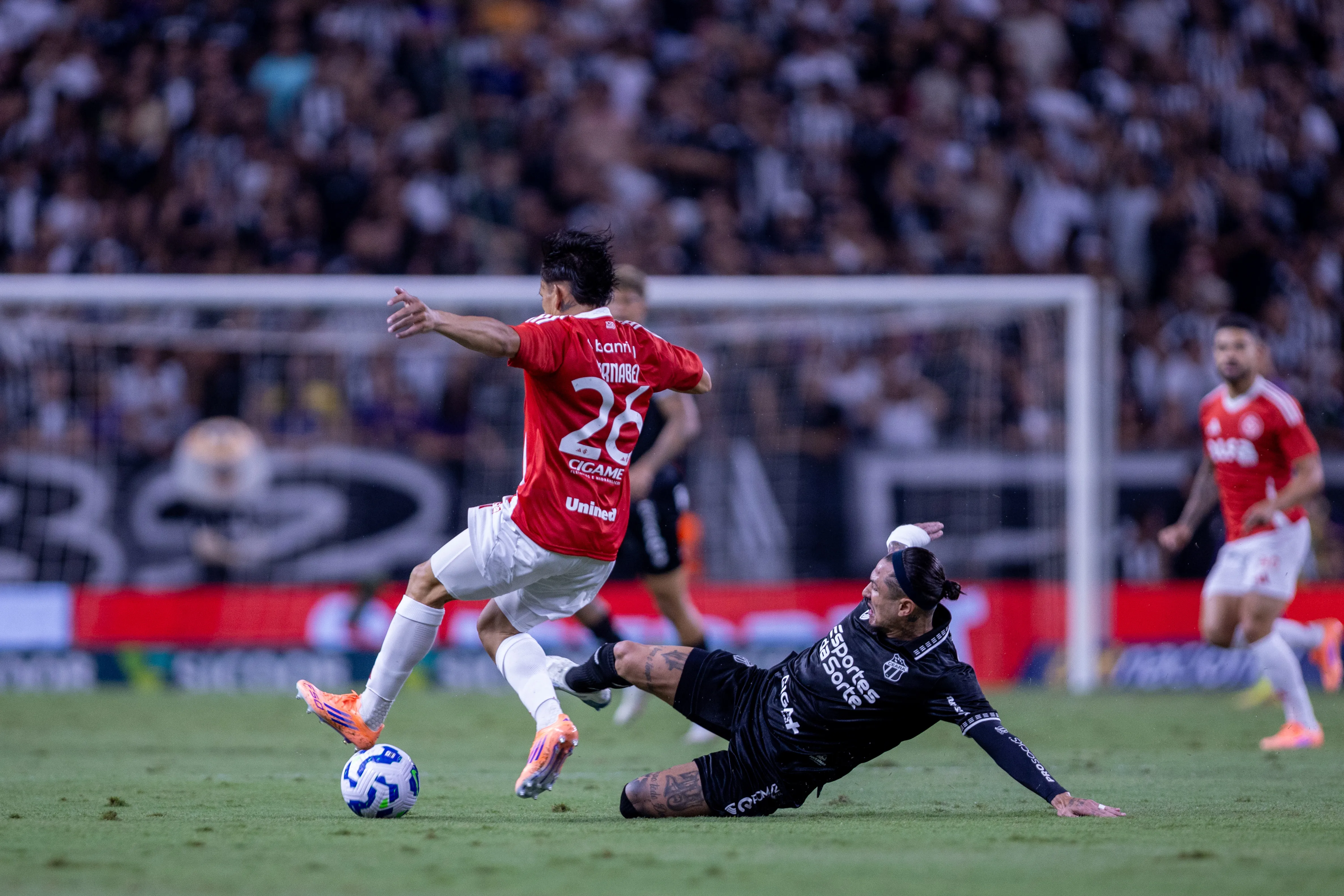 Momento da expulsão de Vina em Ceará x Internacional. Foto: Baggio Rodrigues/AGIF