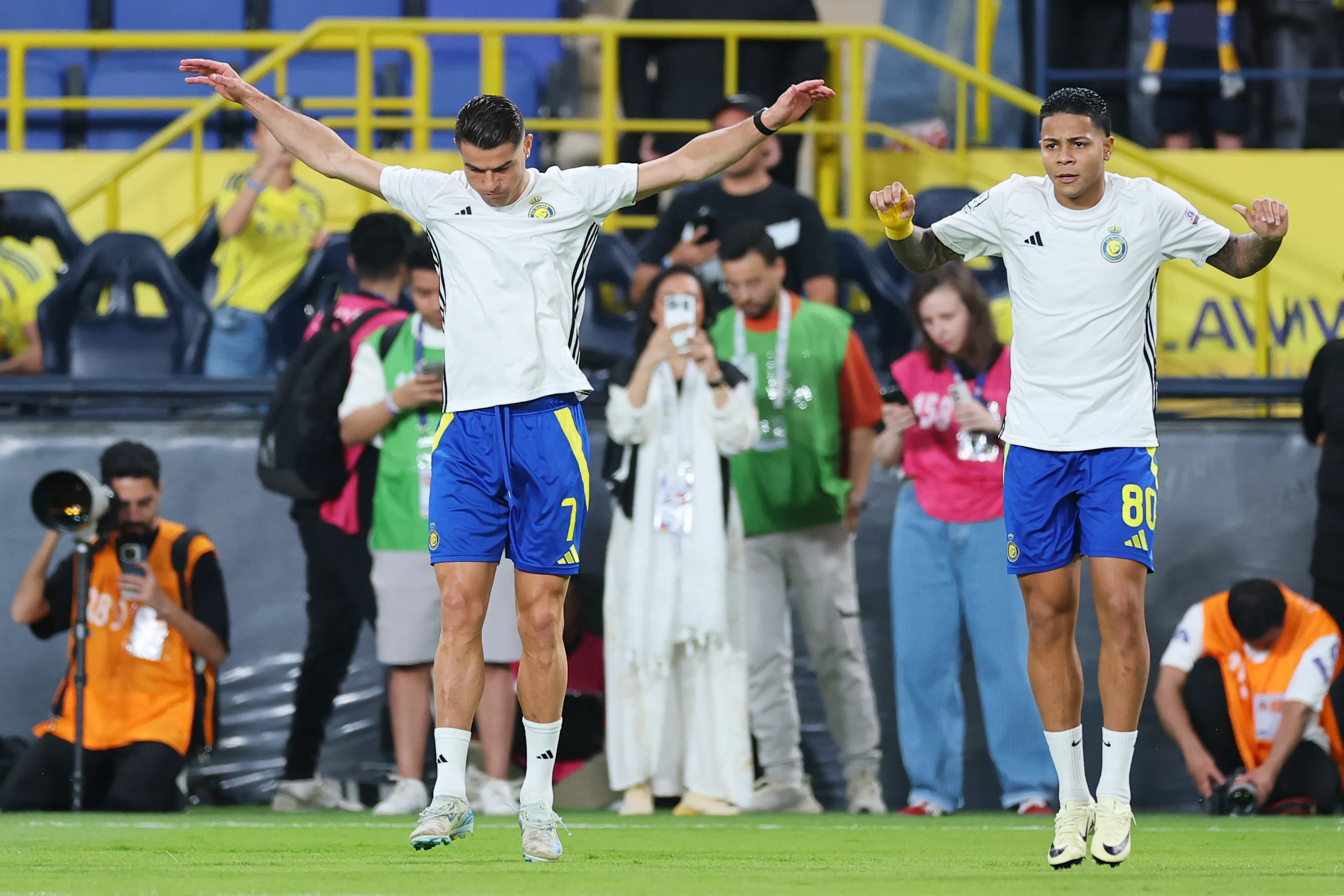 Cristiano Ronaldo e Wesley durante o aquecimento. (Photo by Abdullah Ahmed/Getty Images)