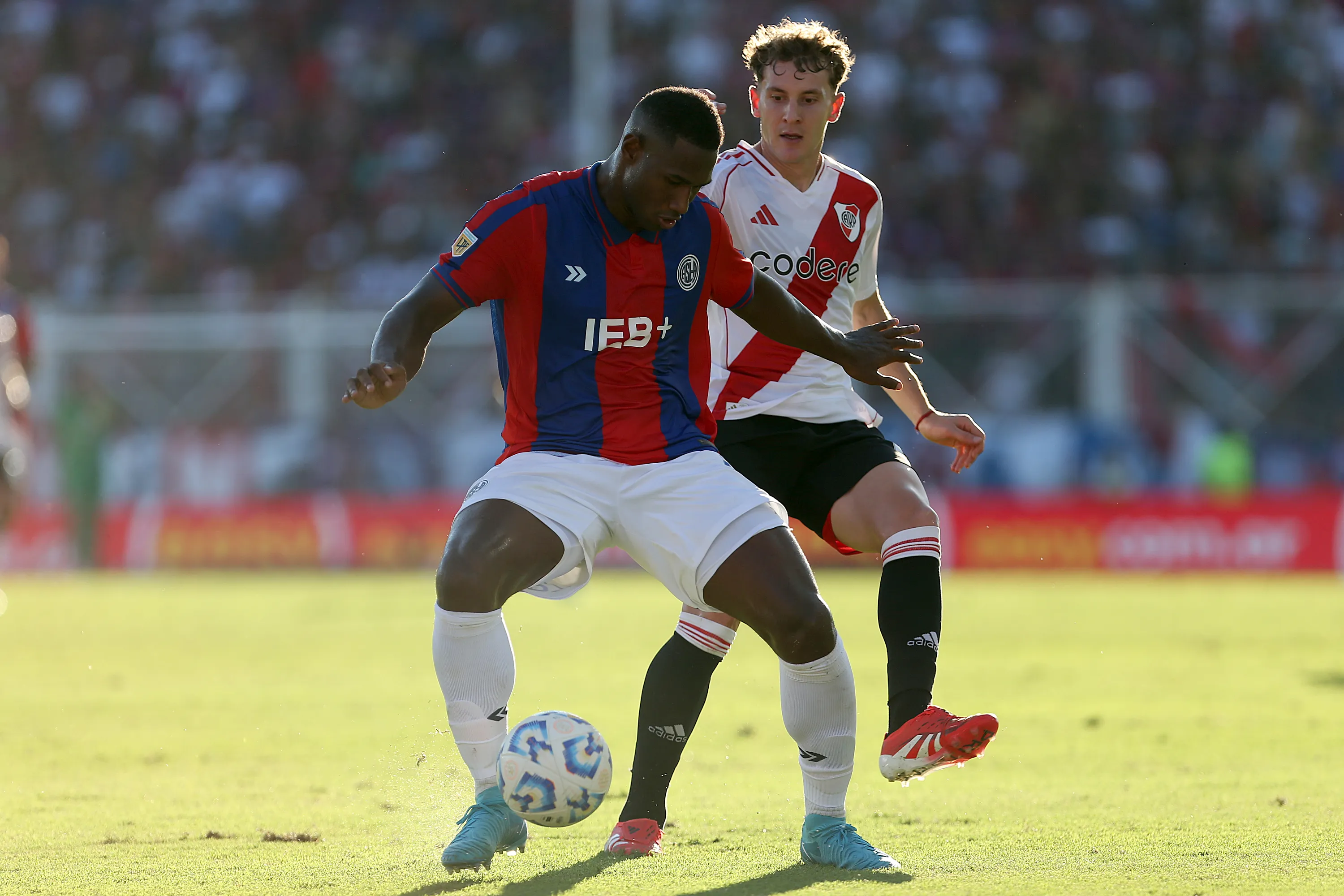 BUENOS AIRES, ARGENTINA – FEBRUARY 2: Jhohan Romana of San Lorenzo vies for the ball with Facundo Colidio of River Plate  during a Torneo Apertura Betano 2025 Group B match between San Lorenzo and River Plate at Estadio Pedro Bidegain on February 2, 2025 in Buenos Aires, Argentina. (Photo by Daniel Jayo/Getty Images)