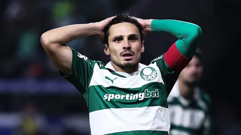 SP - SAO PAULO - 19/11/2025 - BRASILEIRO A 2025, PALMEIRAS X VITORIA - Raphael Veiga jogador do Palmeiras lamenta durante partida contra o Vitoria no estadio Arena Allianz Parque pelo campeonato Brasileiro A 2025. Foto: Ettore Chiereguini/AGIF