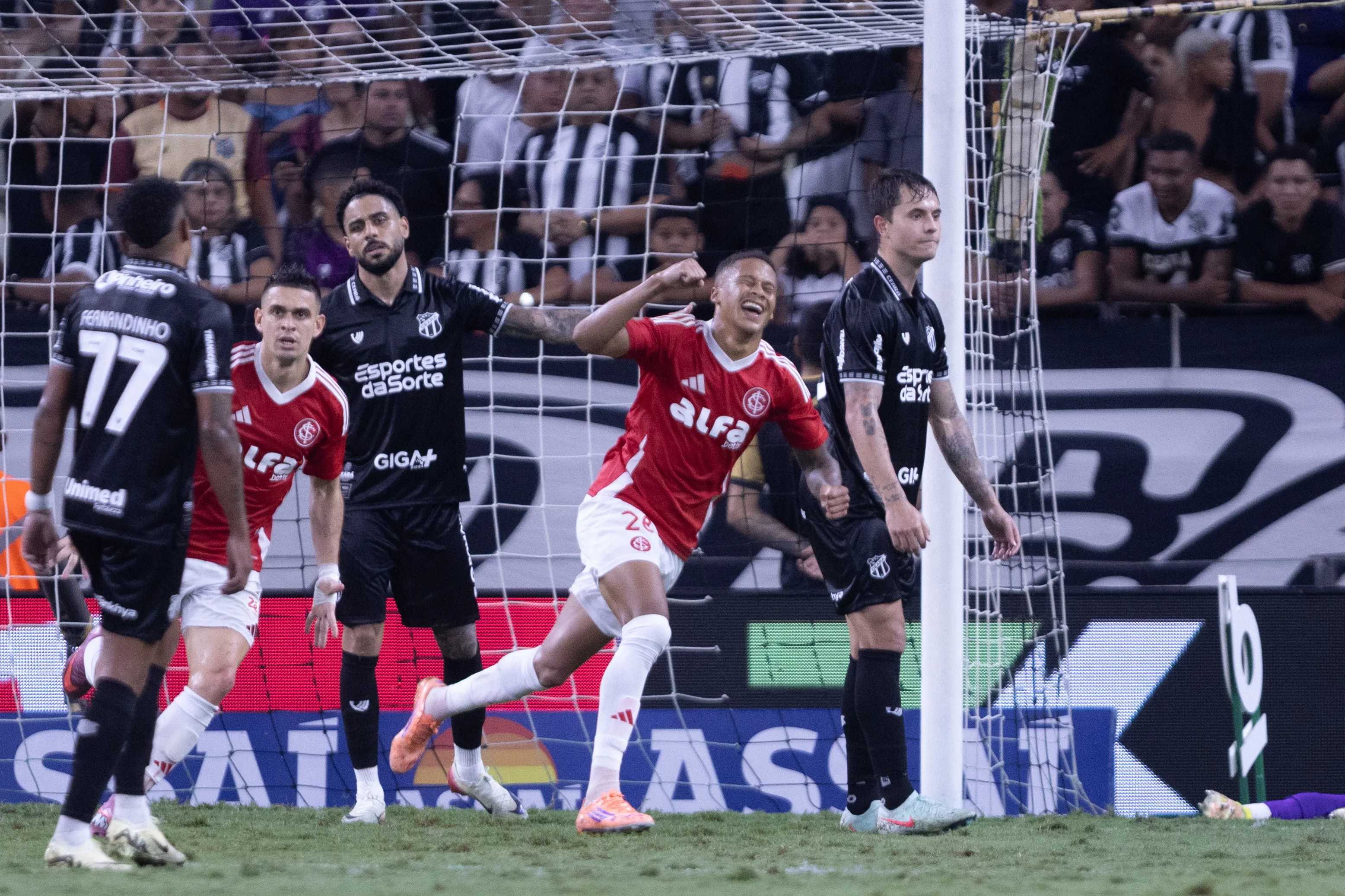 Vitinho jogador do Internacional comemora seu gol durante partida contra o Ceara no estadio Arena Castelao pelo campeonato Brasileiro A 2025. Foto: Baggio Rodrigues/AGIF
