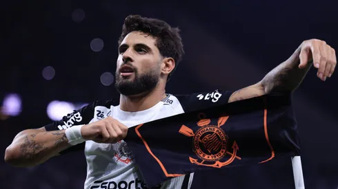 Yuri Alberto durante clássico contra o São Paulo no Campeonato Brasileiro de 2025.