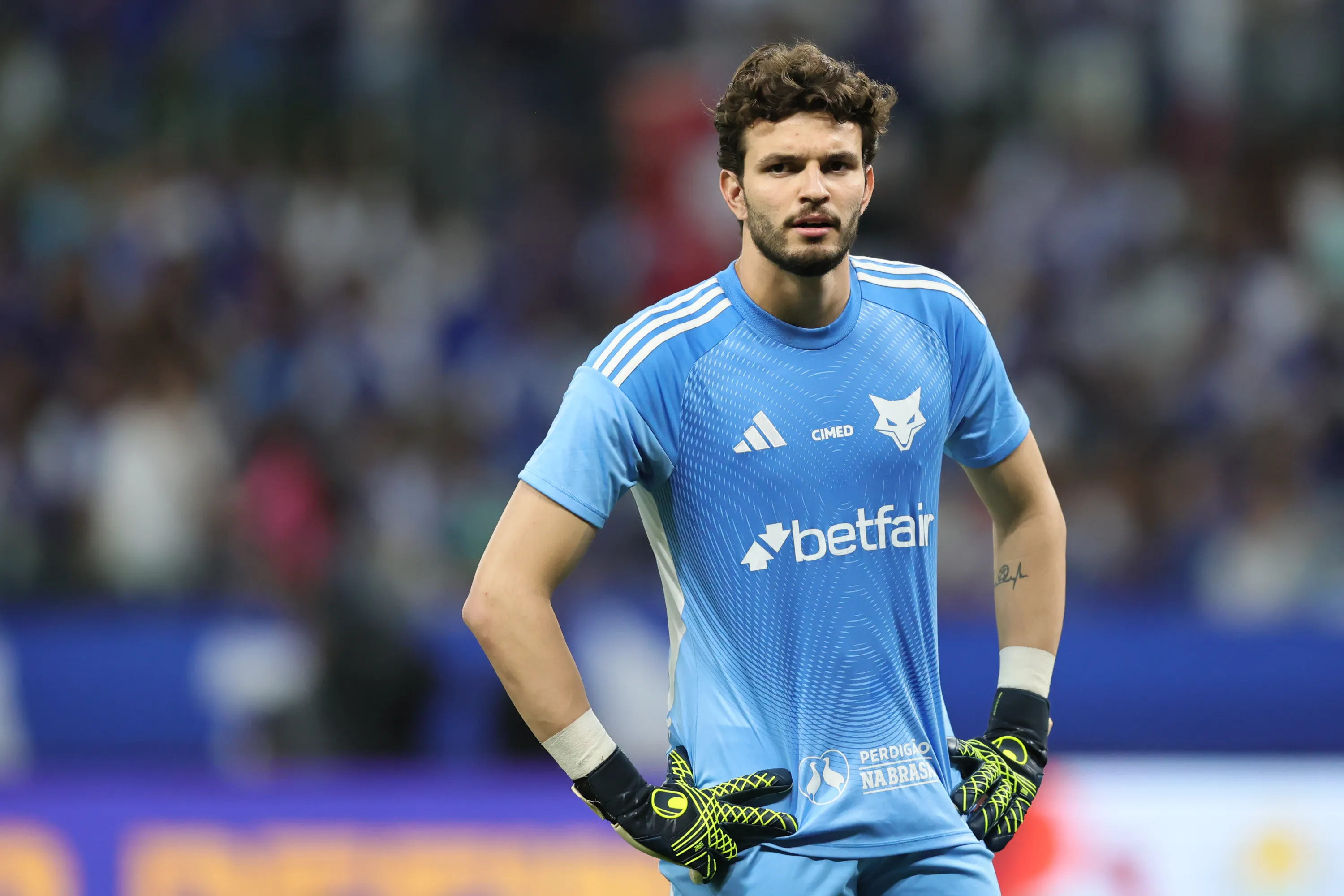 MG – BELO HORIZONTE – 23/08/2025 – BRASILEIRO A 2025, CRUZEIRO X INTERNACIONAL – Otavio goleiro reserva do Cruzeiro durante partida contra o Internacional no estadio Mineirao pelo campeonato Brasileiro A 2025. Foto: Gilson Lobo/AGIF