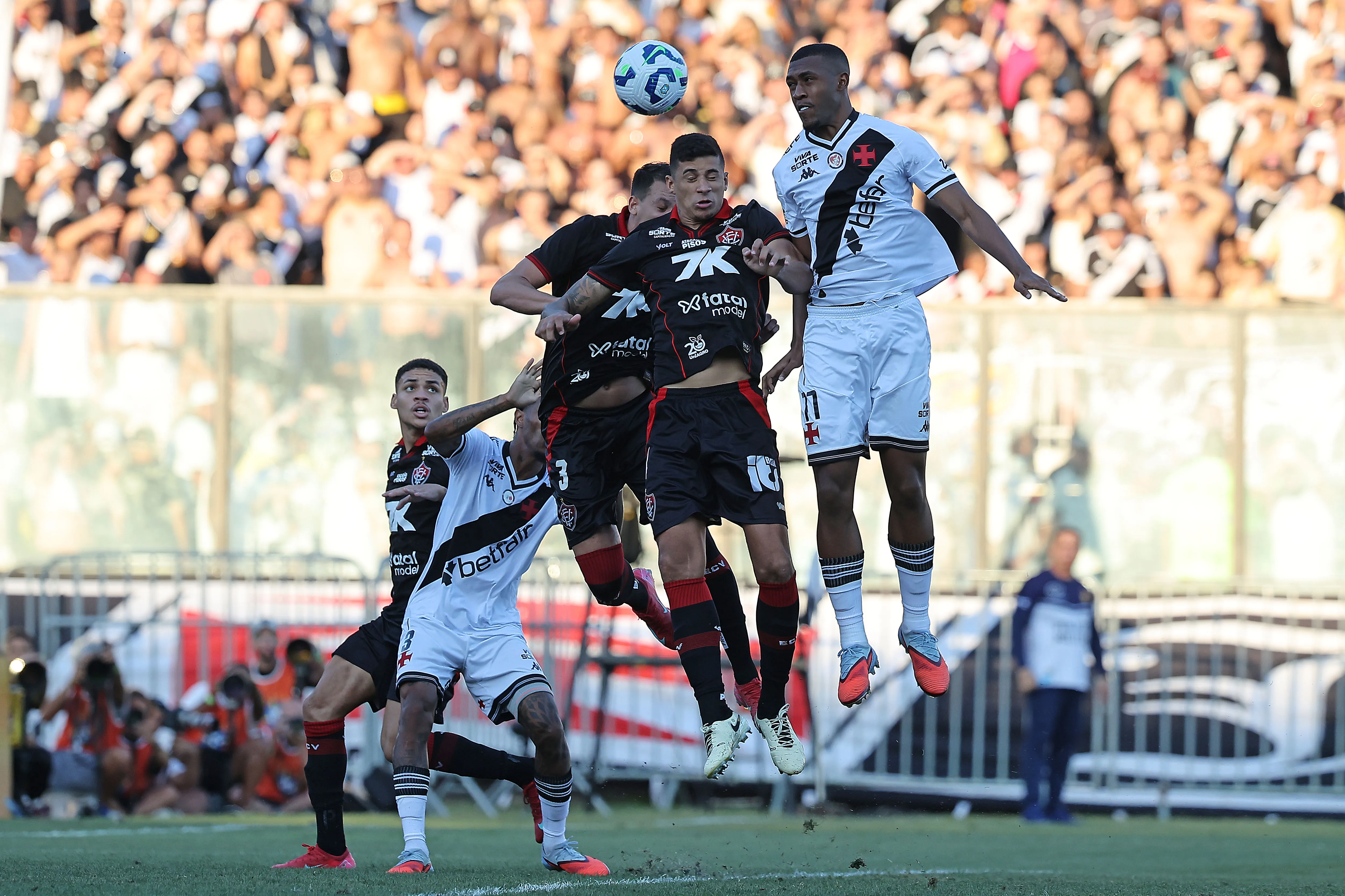 Rayan sobe mais alto em partida entre Vasco e Vitória em São Januário. (Photo by Wagner Meier/Getty Images)