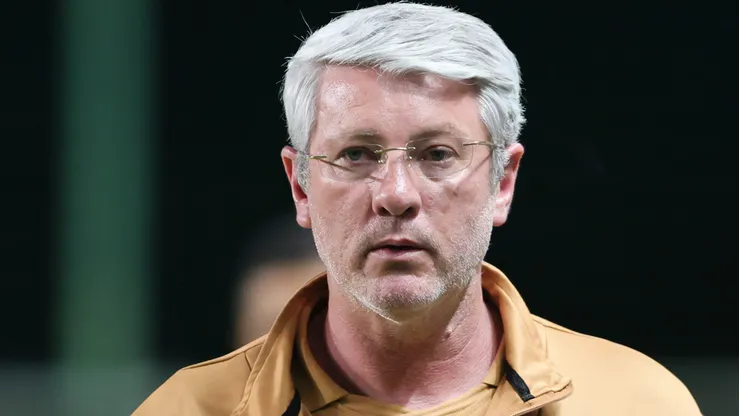 Odair Hellmann durante confronto contra o América-MG na Série B de 2025.