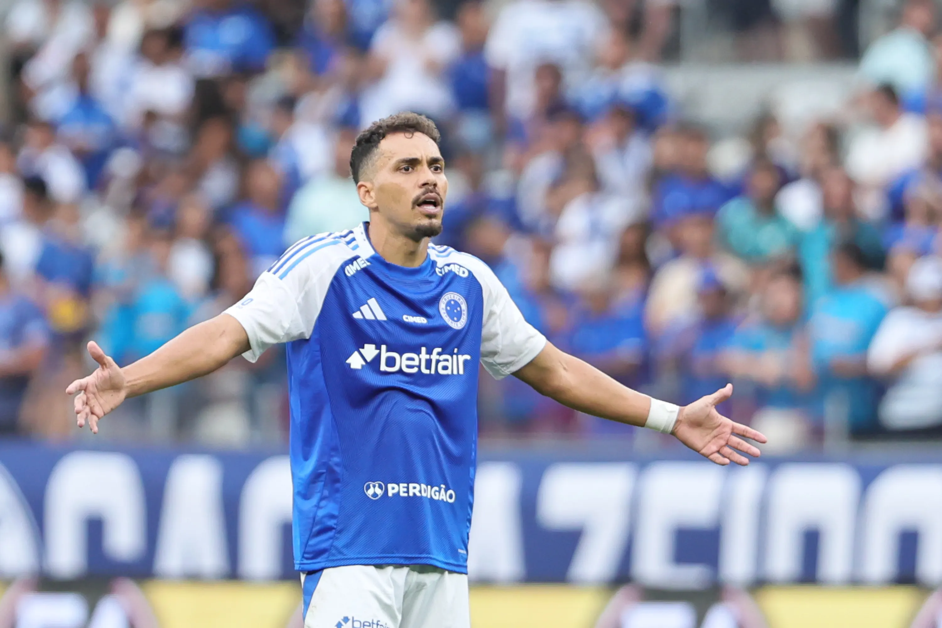 Eduardo jogador do Cruzeiro durante partida contra o Fluminense – Foto: Gilson Lobo/AGIF