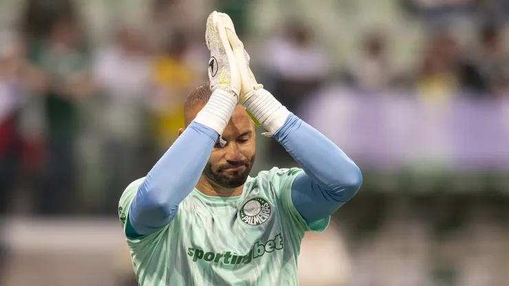 Weverton jogador do Palmeiras durante aquecimento antes da partida contra o Internacional no estadio Arena Allianz Parque pelo campeonato Brasileiro A 2025. Foto: Anderson Romao/AGIF