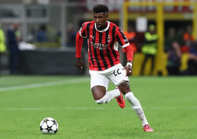 Emerson Royal com a camisa do Milan. Foto: Marco Luzzani/Getty Images