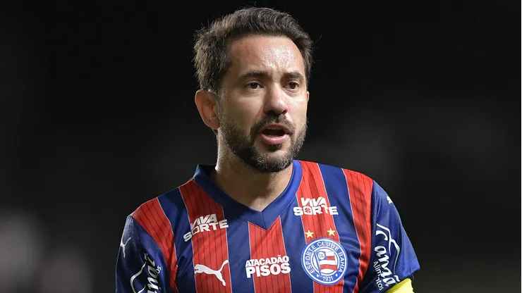 Everton Ribeiro durante confronto contra o Vasco no primeiro turno do Campeonato Brasileiro de 2025.