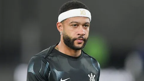 Memphis Depay durante aquecimento para partida contra o Botafogo no Campeonato Brasileiro de 2025.