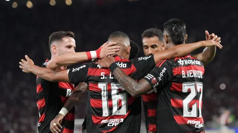 Bruno Henrique jogador do Flamengo comemora seu gol com jogadores do seu time durante partida contra o Sport no estadio Maracana pelo campeonato Brasileiro A 2025. Foto: Thiago Ribeiro/AGIF