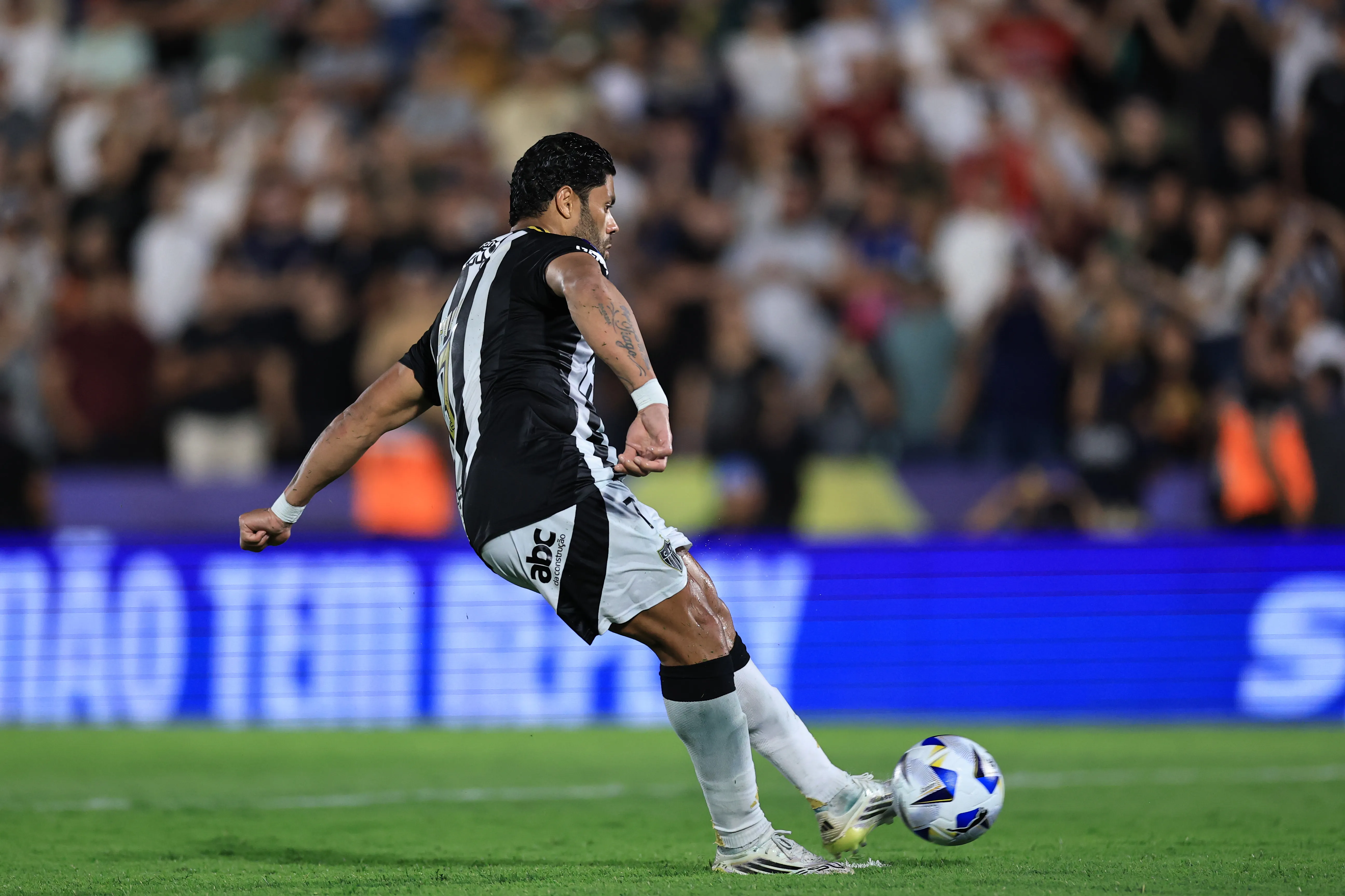 ASUNCION, PARAGUAY – NOVEMBER 22: Hulk of Atletico Mineiro misses the first penalty in the shootout during the 2025 Copa CONMEBOL Sudamericana final between Lanus and Atletico Mineiro at Estadio Defensores del Chaco on November 22, 2025 in Asuncion, Paraguay.  (Photo by Buda Mendes/Getty Images)