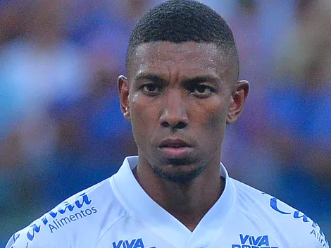 Provável titular contra Vasco, Kanu faz cobrança ao time do Bahia