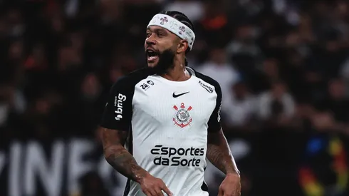 Memphis Depay jogador do Corinthians durante partida contra o Sao Paulo no estadio Arena Corinthians pelo campeonato Brasileiro A 2025. Foto: Ettore Chiereguini/AGIF
