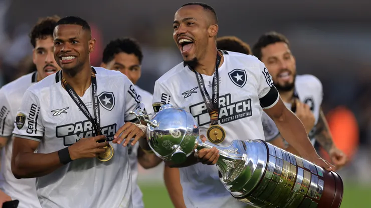 Marlon Freitas of Botafogo celebrates with the trophy after winning the tournament following the Copa CONMEBOL Libertadores 2024 Final between Atletico Mineiro and Botafogo at Estadio Más Monumental Antonio Vespucio Liberti on November 30, 2024 in Buenos Aires, Argentina. (Photo by Buda Mendes/Getty Images)