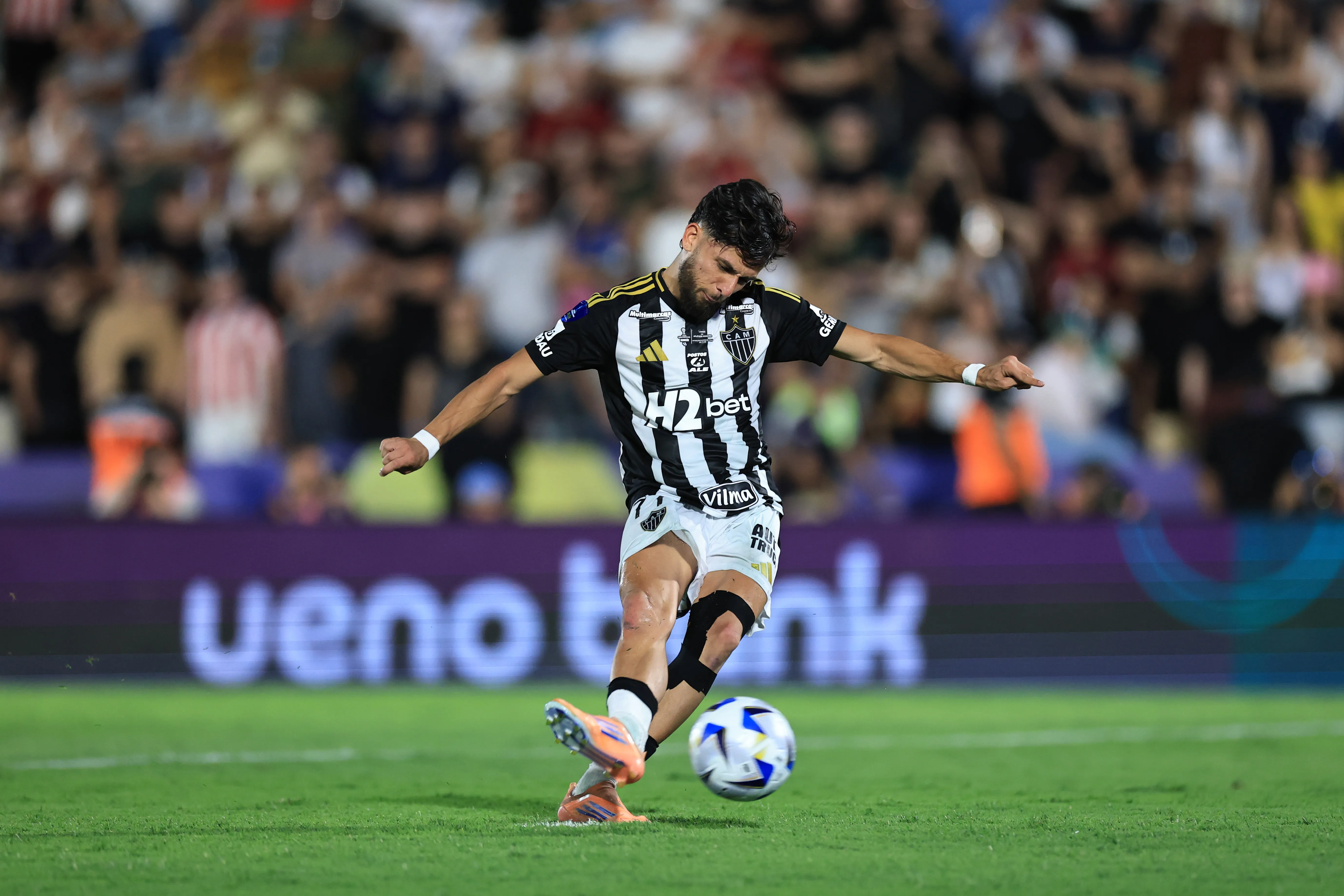 Biel desperdiça pênalti na final da Sul-Americana. Foto: Buda Mendes/Getty Images