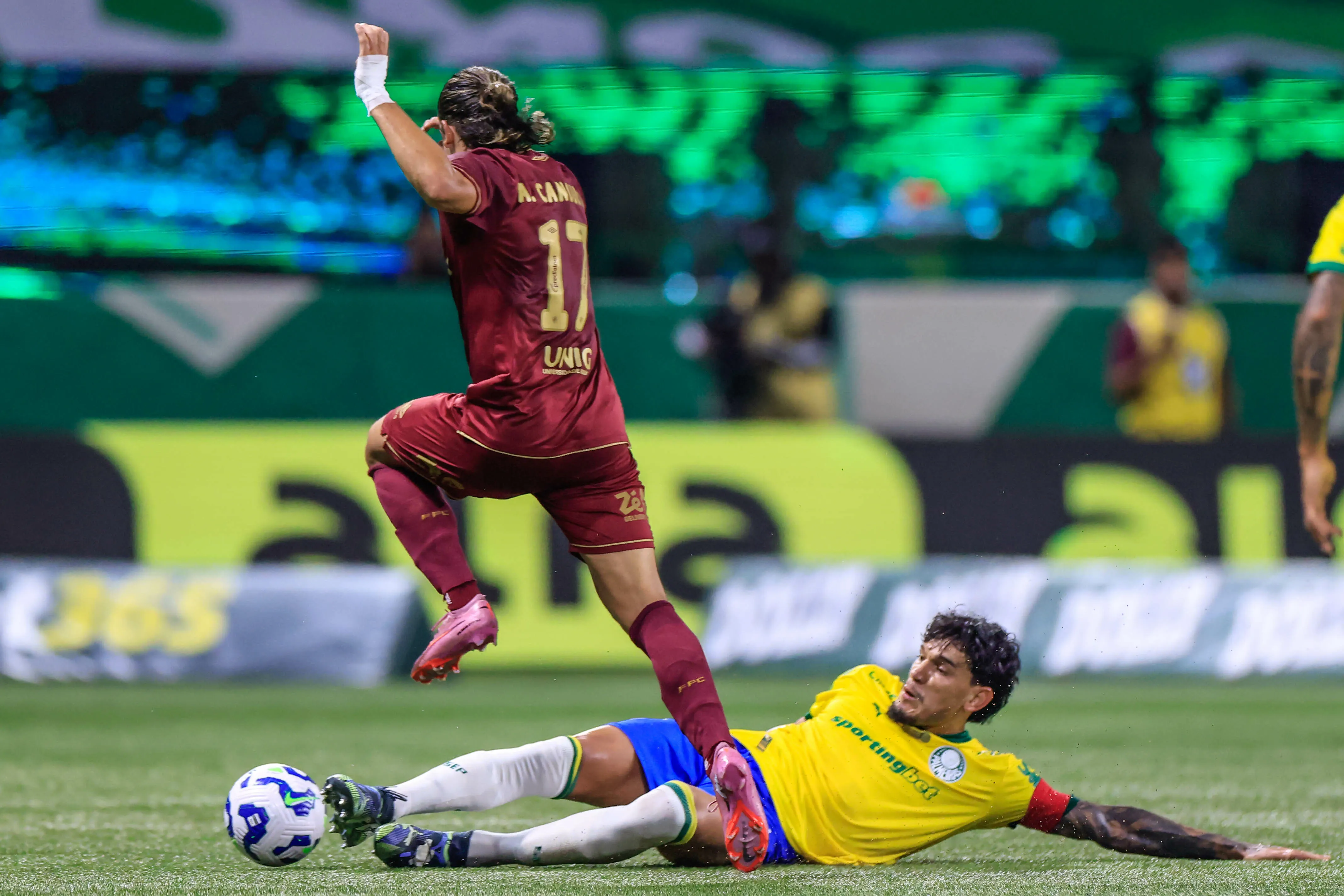 Gustavo Gomez jogador do Palmeiras disputa lance com Cannobio jogador do Fluminense durante partida no estadio Arena Allianz Parque pelo campeonato Brasileiro A 2025. Foto: Marcello Zambrana/AGIF