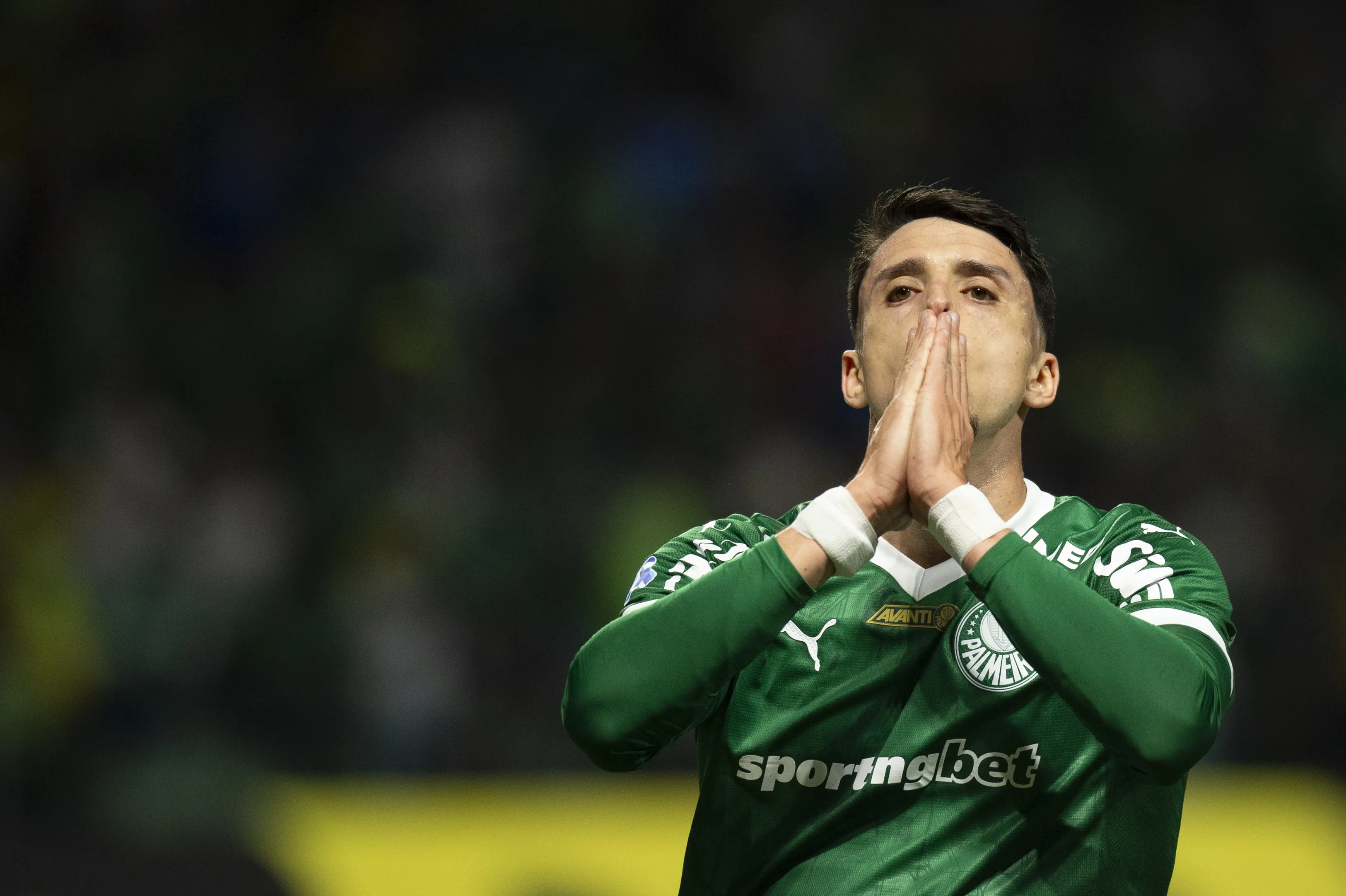 SP – SAO PAULO – 06/11/2025 – BRASILEIRO A 2025, PALMEIRAS X SANTOS – Joaquin Piquerez jogador do Palmeiras lamenta durante partida contra o Santos no estadio Arena Allianz Parque pelo campeonato Brasileiro A 2025. Foto: Anderson Romao/AGIF