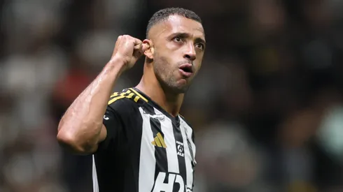 Vitor Hugo jogador do Atletico-MG comemora seu gol durante partida contra o Fortaleza no estadio Arena MRV pelo campeonato Brasileiro A 2025. Foto: Gilson Lobo/AGIF