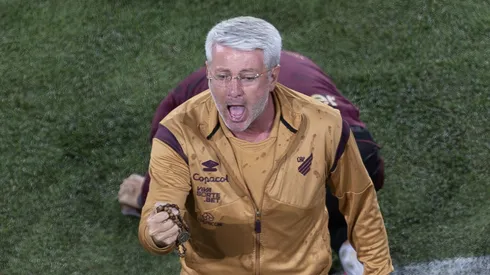 Odair Hellmann tecnico do Athletico-PR comemora vitoria e acesso a primeira divisao no final da partida contra o America-MG no estadio Arena da Baixada pelo campeonato Brasileiro B 2025. Foto: Hedeson Alves/AGIF