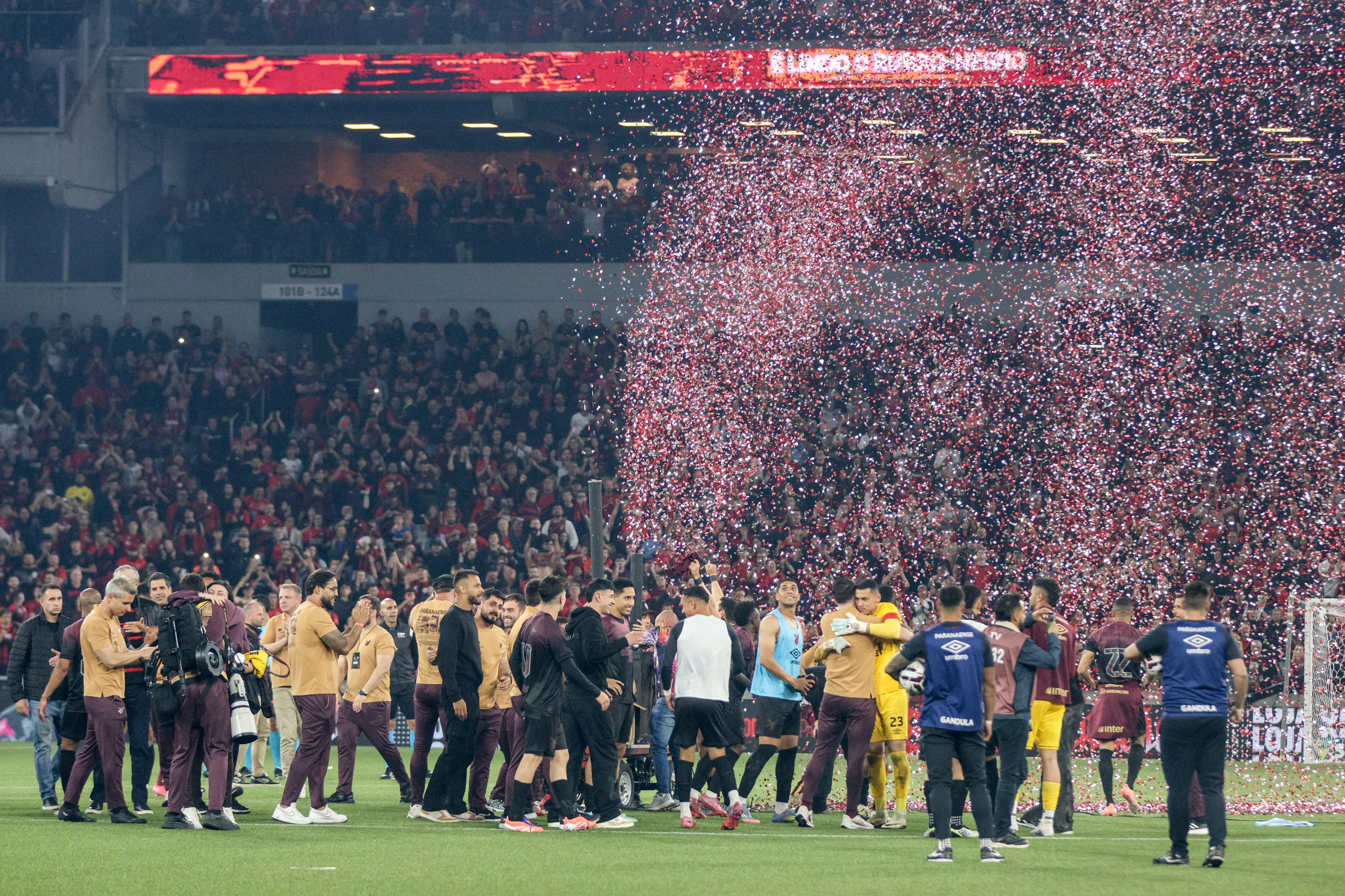 Jogadores do Athletico-PR comemoram acesso a Serie A do Campeonato Brtasileiro ao final da partida contra o America-MG no estadio Arena da Baixada pelo campeonato Brasileiro B 2025. Foto: Robson Mafra/AGIF