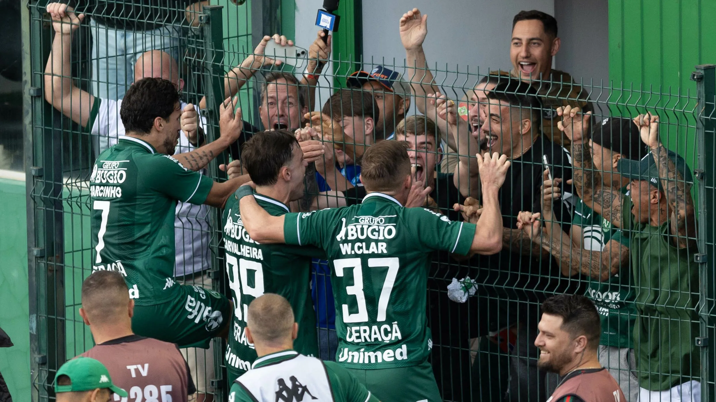 Jogadores da Chapecoense comemorando o acesso para a Série A. Foto: Liamara Polli/AGIF