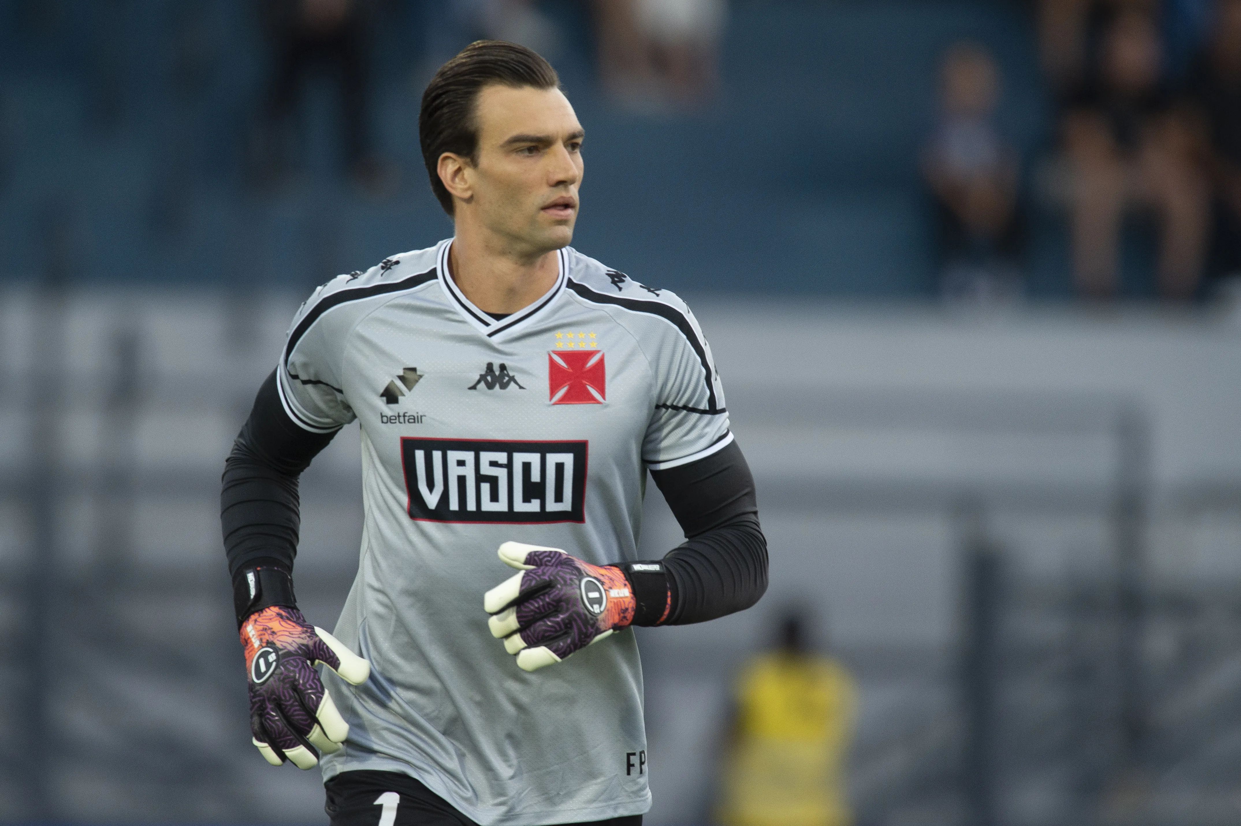 Leo Jardim jogador do Vasco durante aquecimento antes da partida contra o Bragantino no estadio Cicero De Souza Marques pelo campeonato Brasileiro A 2025. Foto: Anderson Romao/AGIF