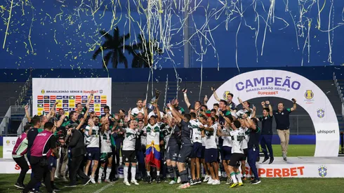 Ex-jogadores do Internacional levantam taça da Série B. Foto: Bruno Kelly/AGIF
