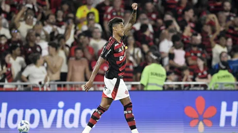 Bruno Henrique jogador do Flamengo comemora seu gol com jogadores do seu time durante partida contra o Bragantino no estadio Maracana pelo campeonato Brasileiro A 2025. Foto: Alexandre Loureiro/AGIF