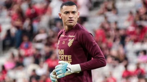 Santos goleiro do Athletico-PR durante aquecimento antes da partida contra o Volta Redonda no estadio Arena da Baixada pelo campeonato Brasileiro B 2025. Foto: Robson Mafra/AGIF