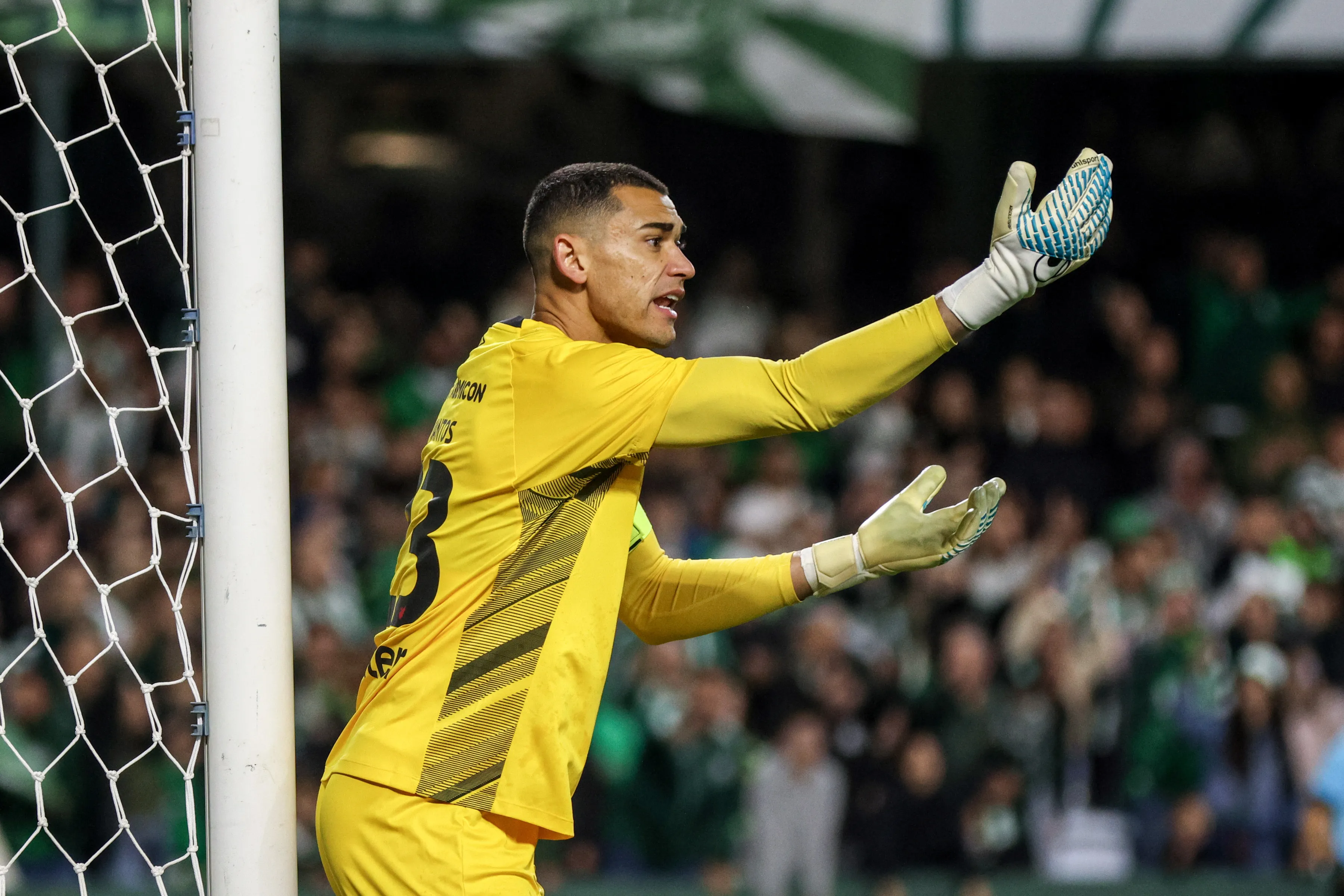 PR – CURITIBA – 19/10/2025 – BRASILEIRO B 2025, CORITIBA X ATHLETICO-PR – Santos goleiro do Athletico-PR durante partida contra o Coritiba no estadio Couto Pereira pelo campeonato Brasileiro B 2025. Foto: Robson Mafra/AGIF