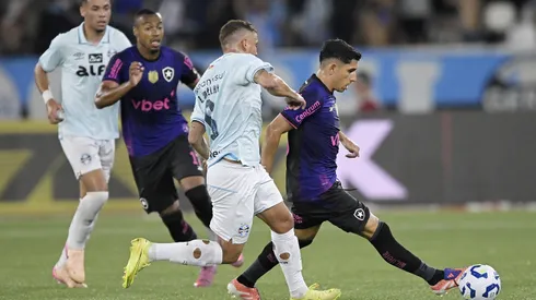 RJ – RIO DE JANEIRO – 22/11/2025 – BRASILEIRO A 2025, BOTAFOGO X GREMIO – Savarino jogador do Botafogo durante partida contra o Gremio no estadio Engenhao pelo campeonato Brasileiro A 2025. Foto: Alexandre Loureiro/AGIF