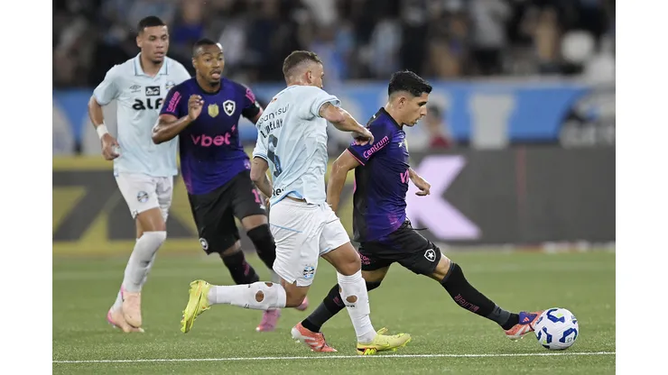 RJ - RIO DE JANEIRO - 22/11/2025 - BRASILEIRO A 2025, BOTAFOGO X GREMIO - Savarino jogador do Botafogo durante partida contra o Gremio no estadio Engenhao pelo campeonato Brasileiro A 2025. Foto: Alexandre Loureiro/AGIF