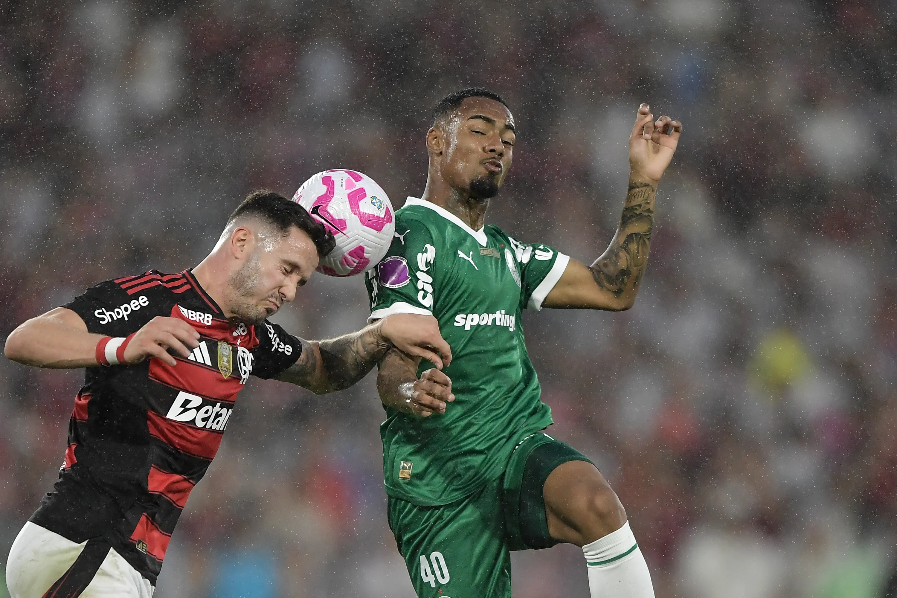 RJ – RIO DE JANEIRO – 19/10/2025 – BRASILEIRO A 2025, FLAMENGO X PALMEIRAS – Saul jogador do Flamengo durante partida contra o Palmeiras no estadio Maracana pelo campeonato Brasileiro A 2025. Foto: Thiago Ribeiro/AGIF