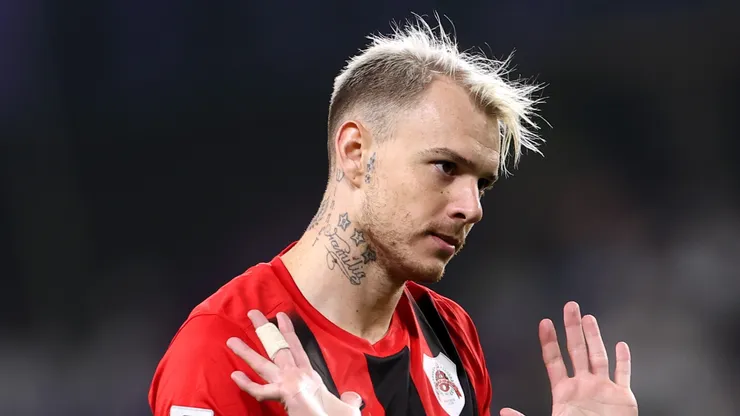 Roger Guedes, do Al-Rayyan SC, gesticula durante a partida da Elite da Liga dos Campeões da AFC entre Al Ain e Al-Rayyan, no Estádio Hazza bin Zayed, em 3 de fevereiro de 2025, em Al Ain, Emirados Árabes Unidos. (Foto de Francois Nel/Getty Images)