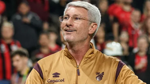 Odair Hellmann comemorando o acesso para a Série A de 2026.