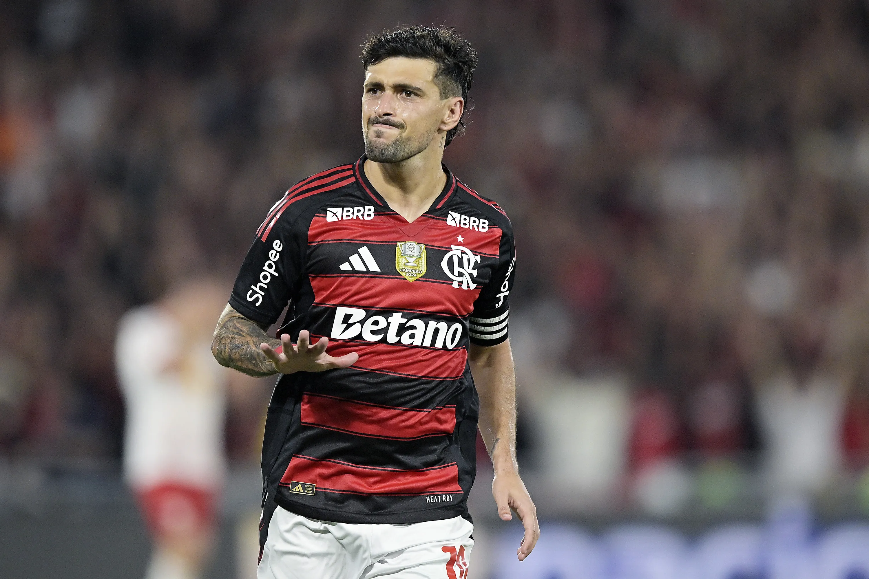 Arrascaeta jogador do Flamengo comemora seu gol durante partida contra o Bragantino no estadio Maracana pelo campeonato Brasileiro A 2025. Foto: Alexandre Loureiro/AGIF