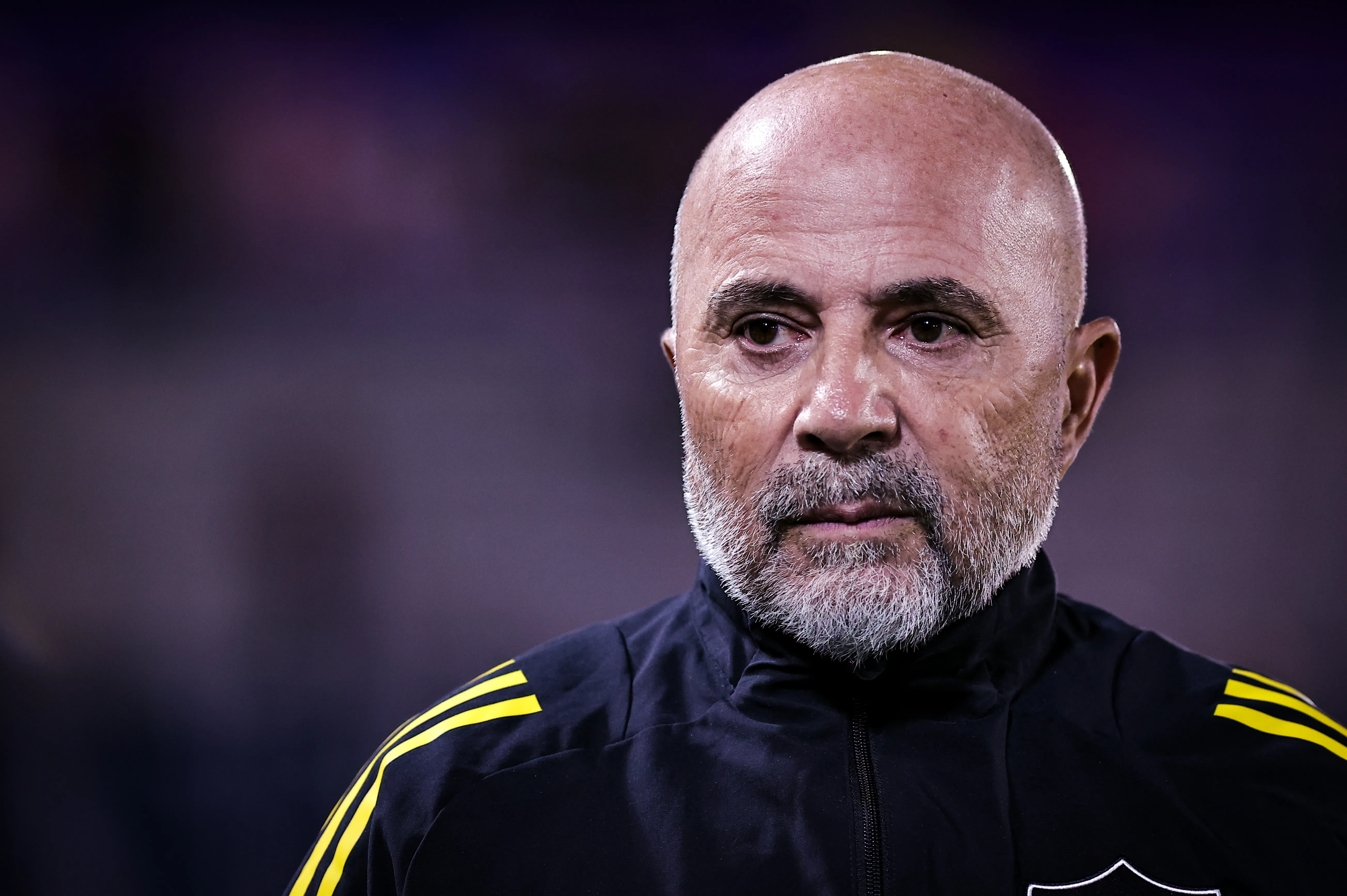SP – BRAGANCA PAULISTA – 16/11/2025 – BRASILEIRO A 2025, BRAGANTINO X ATLETICO-MG – Jorge Sampaoli tecnico do Atletico-MG durante partida contra o Bragantino no estadio Cicero De Souza Marques pelo campeonato Brasileiro A 2025.  Foto: Fabio Giannelli/AGIF