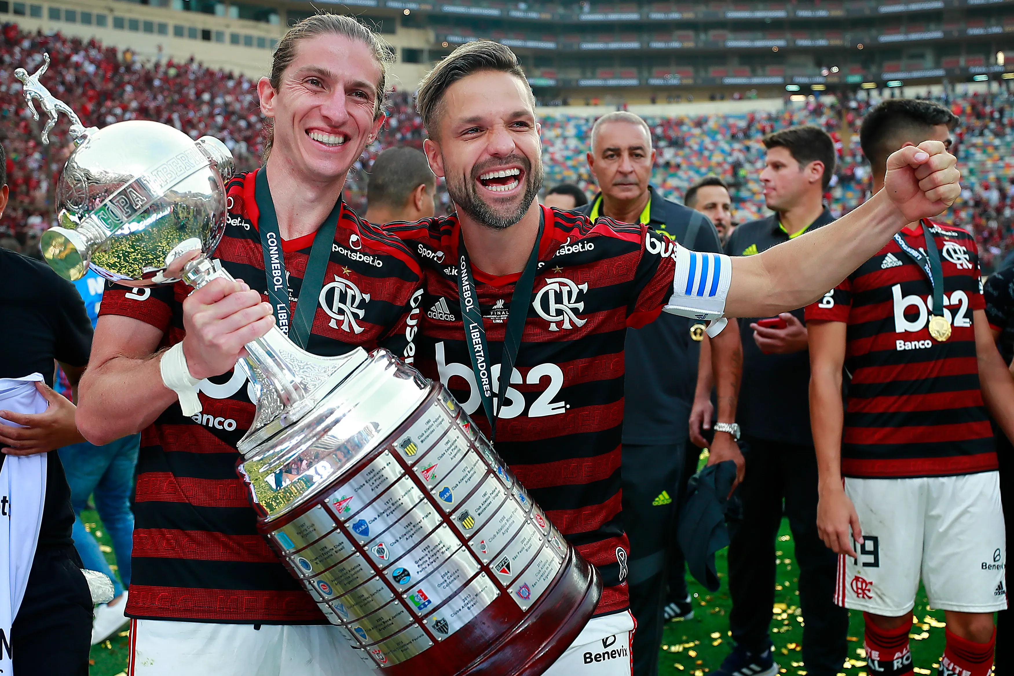 Filipe Luis e Diego Ribas comemoram o titulo da Libertadores de 2019. (Photo by Daniel Apuy/Getty Images)