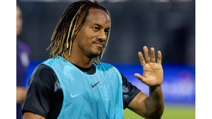 Carrillo durante confronto contra o Bragantino no Brasileirão 2025.