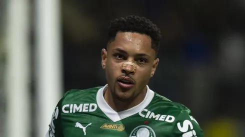Vitor Roque jogador do Palmeiras comemora seu gol durante partida contra o Santos no estadio Arena Allianz Parque pelo campeonato Brasileiro A 2025. Foto: Anderson Romao/AGIF