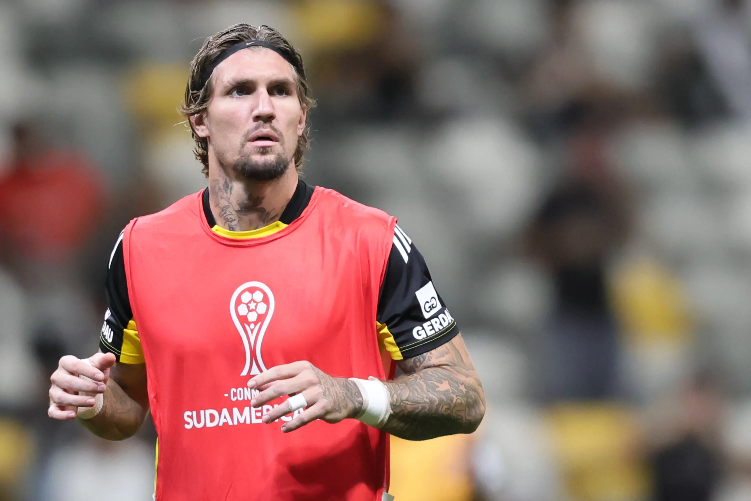 Lyanco durante aquecimento antes da partida contra o Bolívar na Sul-Americana de 2025. Foto: Gilson Lobo/AGIF